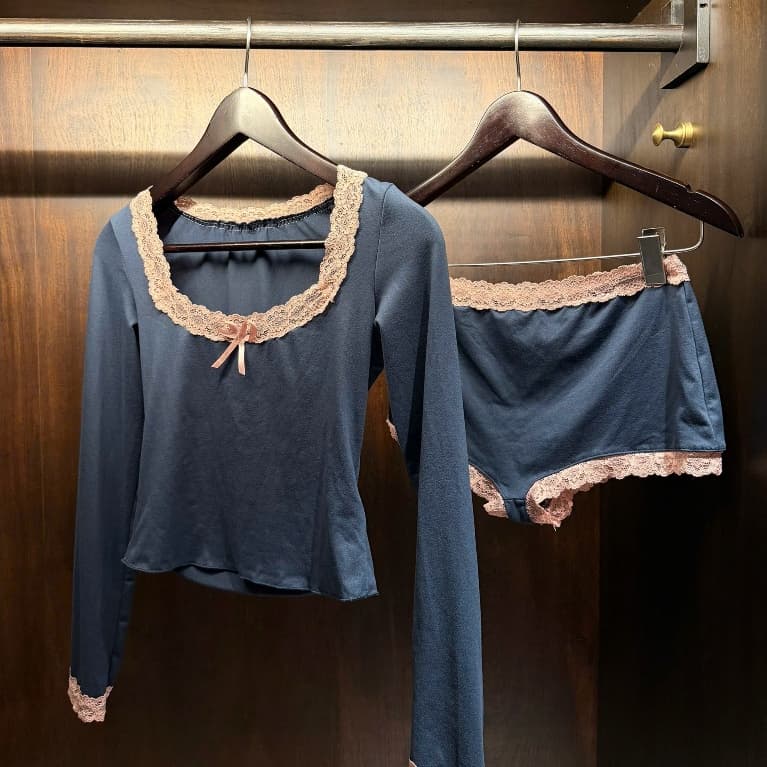 Belle Set — dài tay cổ U xanh than, ren hồng — ảnh 2