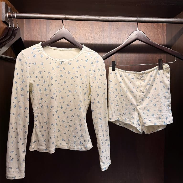 Cozy Set — tay dài hoa nhí, quần short — ảnh 2