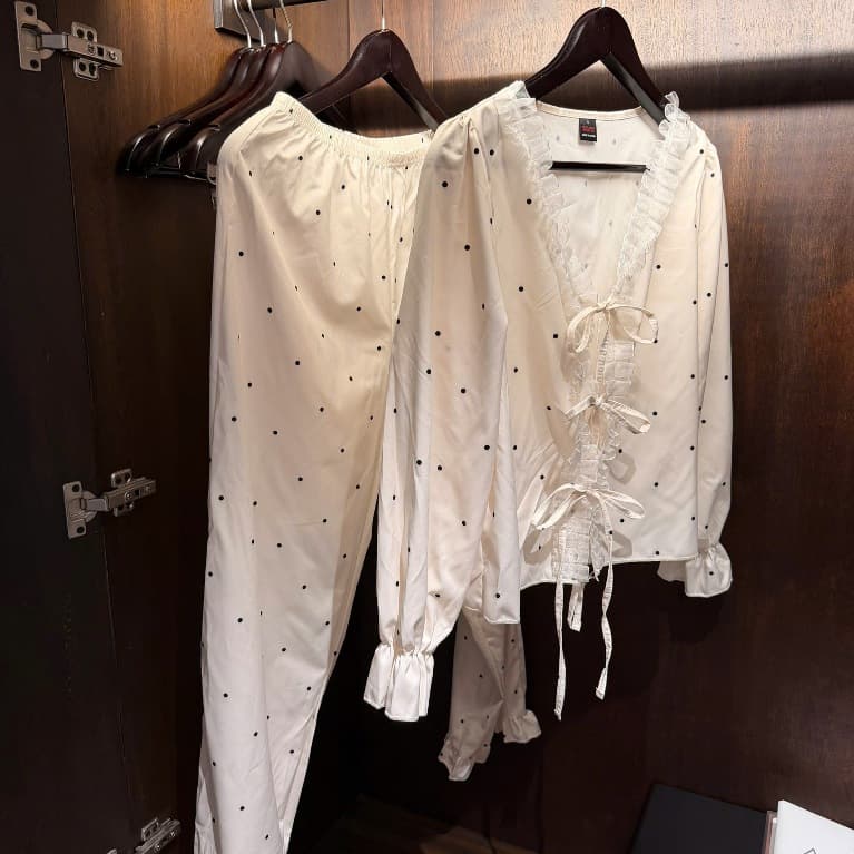 Noir Pyjama Set — lụa giấy chấm bi, tay dài quần dài — ảnh 2