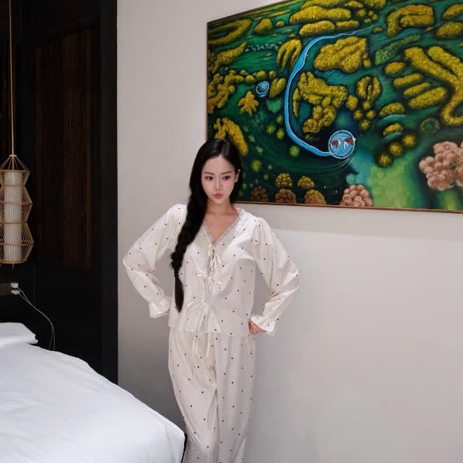 Noir Pyjama Set — lụa giấy chấm bi, tay dài quần dài — ảnh 5