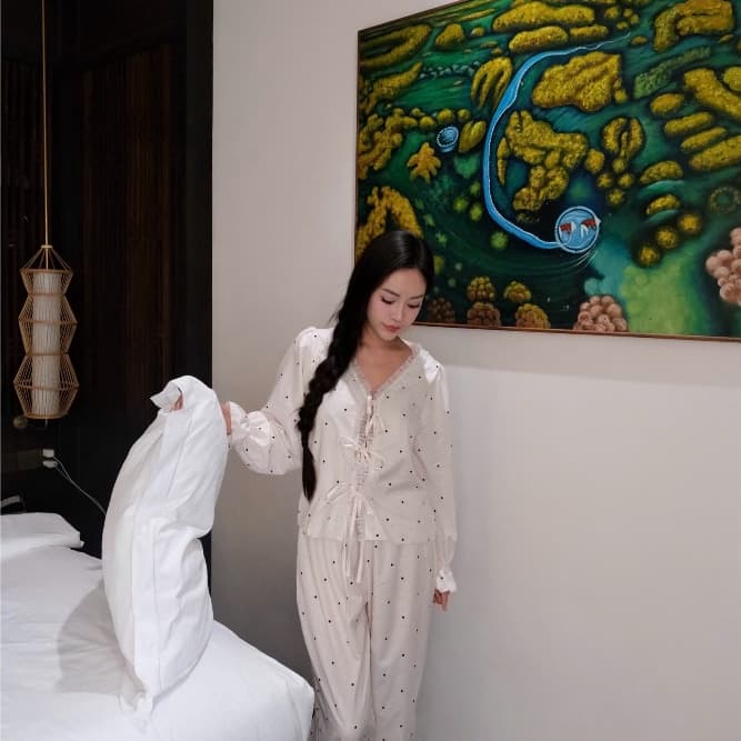 Noir Pyjama Set — lụa giấy chấm bi, tay dài quần dài — ảnh 6